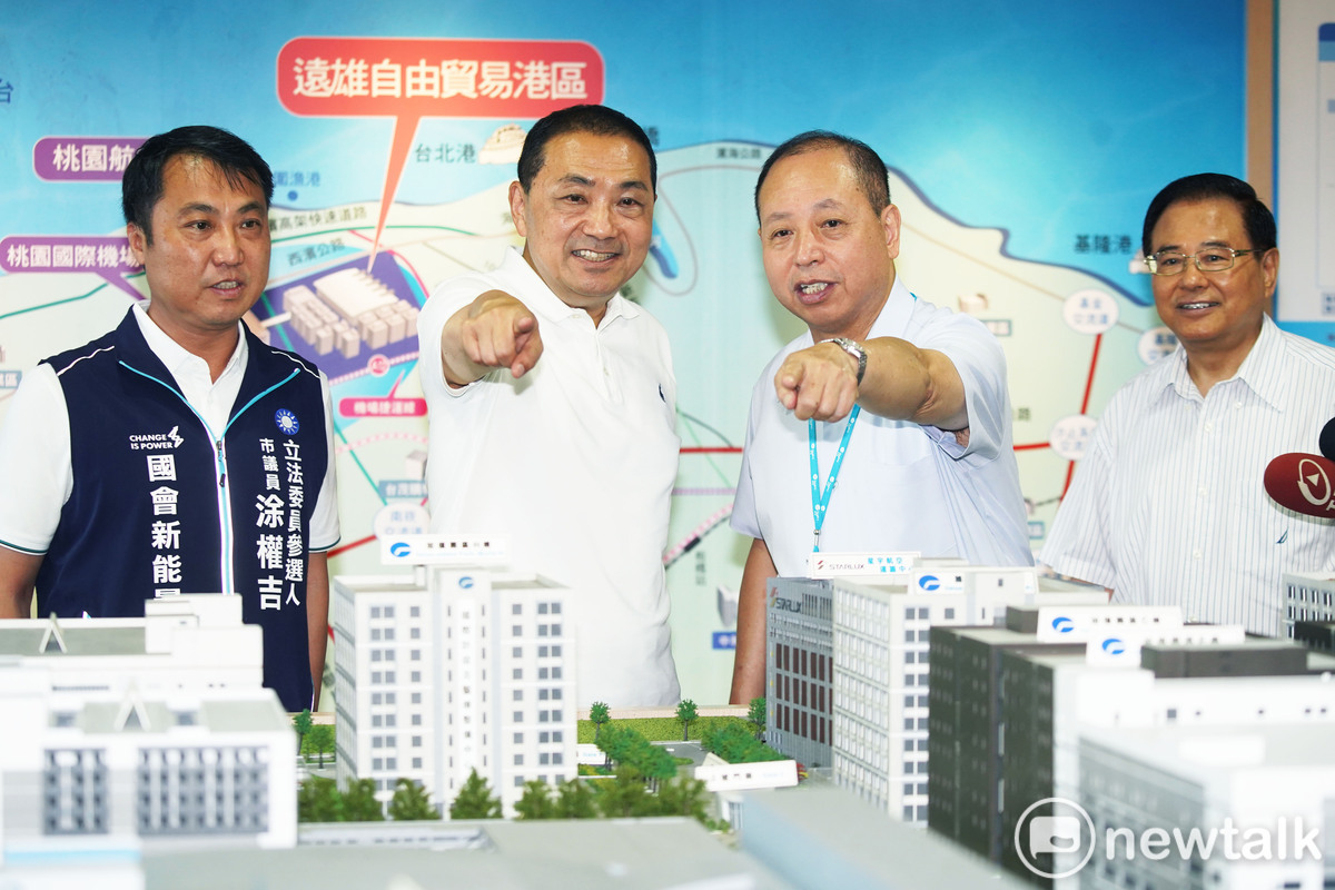 遠雄自貿港區董事長葉鈞耀(右2)向侯友宜說明自貿港區規劃。 圖：林昀真／攝