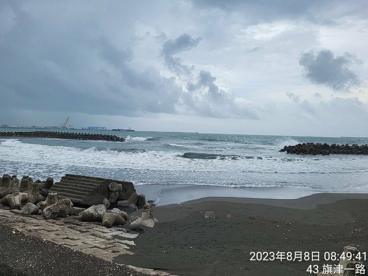 帛琉籍貨櫃船「天使輪」日前在高雄港沉沒，船上上千貨櫃和殘存油汙都是棘手問題。 圖：台灣港務公司／提供