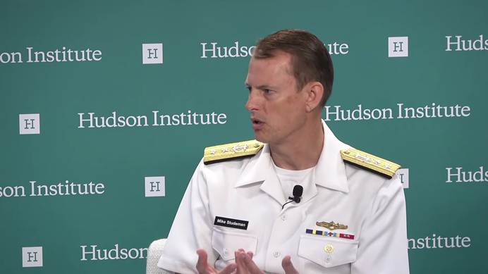 前美國印太司令部情報處處長，退役海軍少將斯圖德曼（Michael Studeman）日前在哈德遜研究所（Hudson Institute）座談會中表示，習近平忽略了入侵台灣可能帶來的後果。 圖：翻攝自哈德遜研究所官網