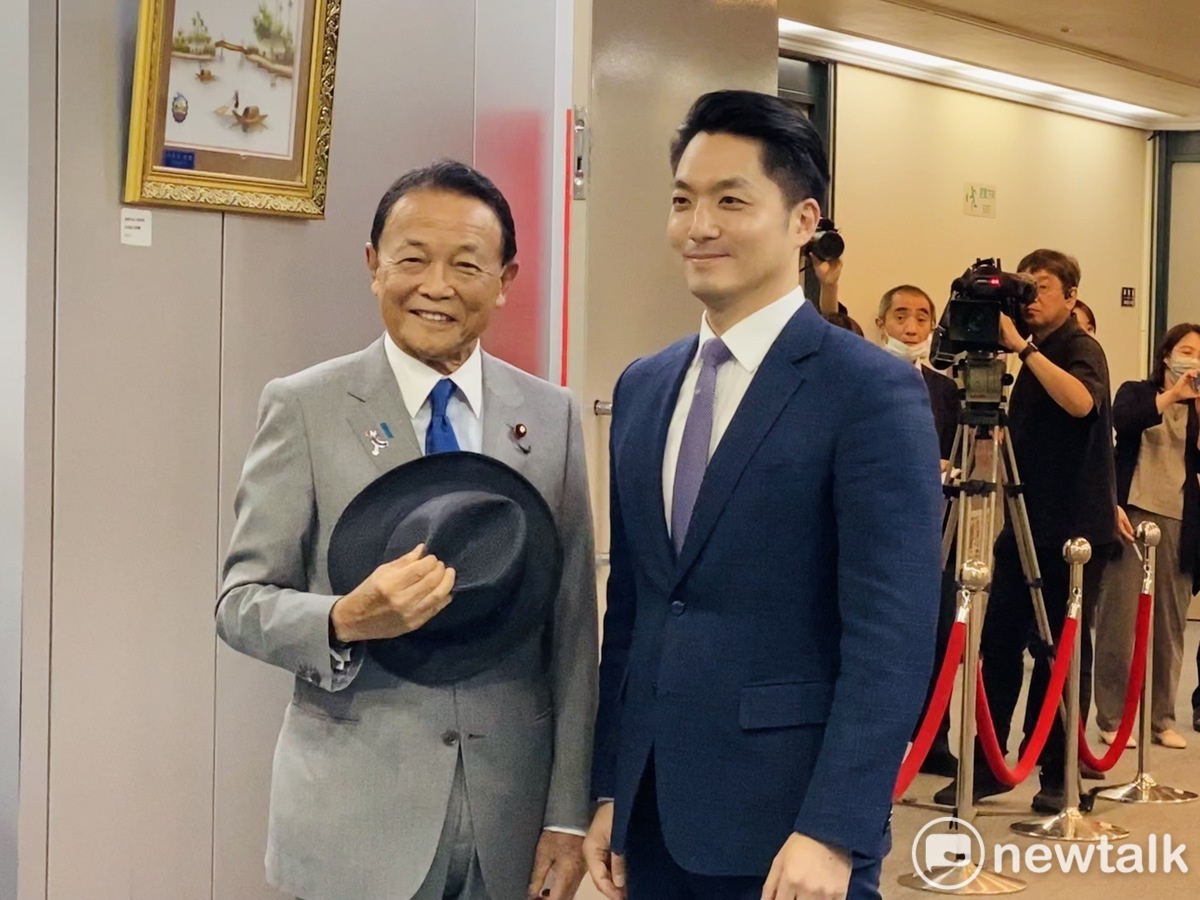 日本前首相、自民黨副總裁麻生太郎（左）今拜會台北市長蔣萬安（右）。 圖：周煊惠 / 攝