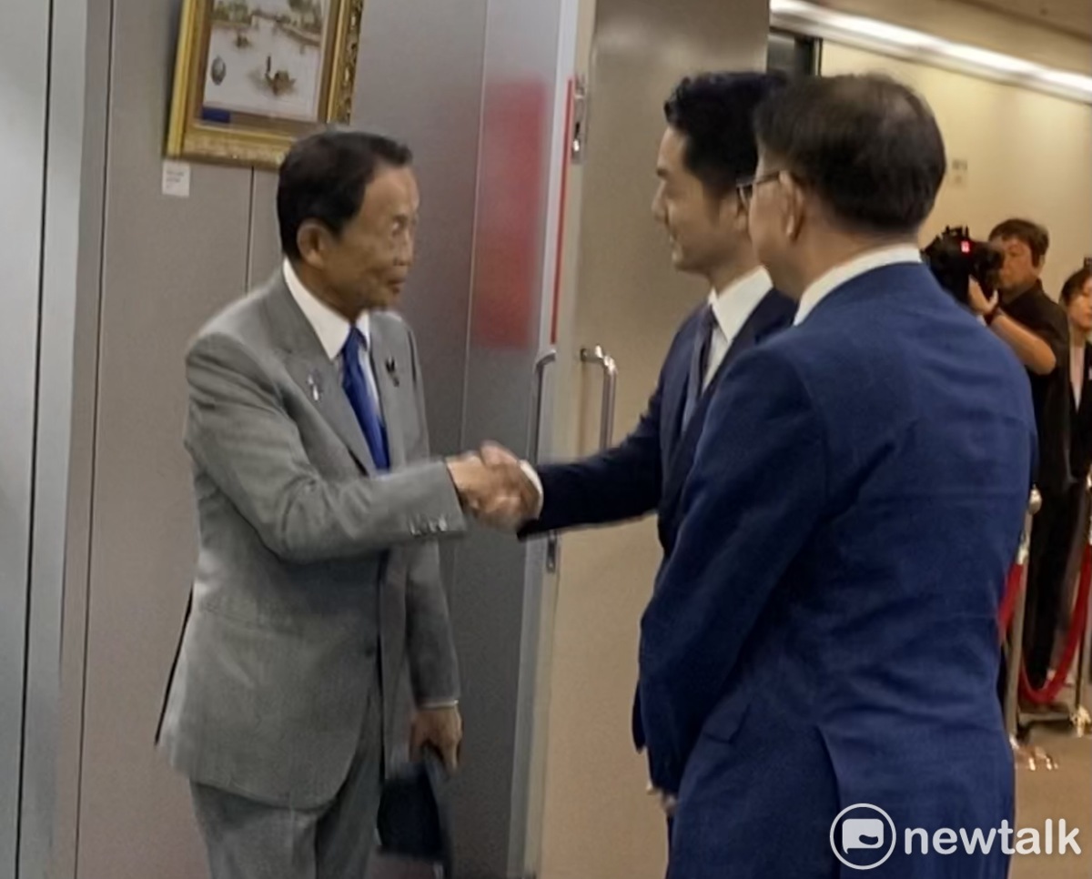 日本前首相、自民黨副總裁麻生太郎（左）今拜會台北市長蔣萬安（右）。 圖：周煊惠 / 攝