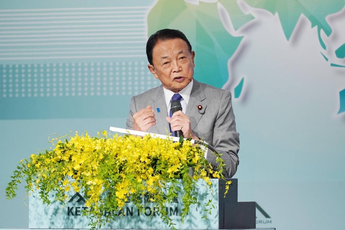 日本前首相暨自民黨副總裁麻生太郎發表開幕專題演講，認為台灣要有「不惜一戰」的意志來抵禦中國。 圖：外交部／提供