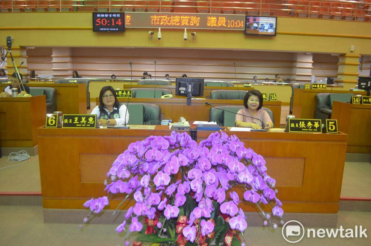王美惠、張秀華曾是市議會隔鄰而坐的好同事，如今針鋒相對。 圖：蔡坤龍/攝（資料照）