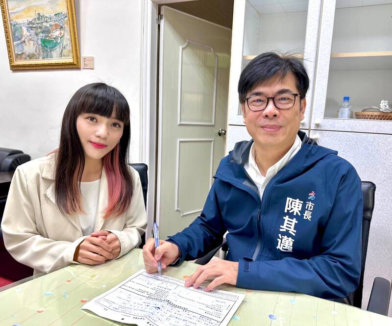 黃捷找陳其邁簽入黨介紹人並合照留念。 圖：翻攝黃捷臉書（資料照）