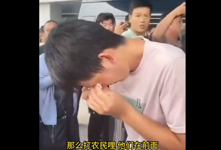 霸州災民被中共警察以辣椒水噴眼睛。 圖：翻攝推特