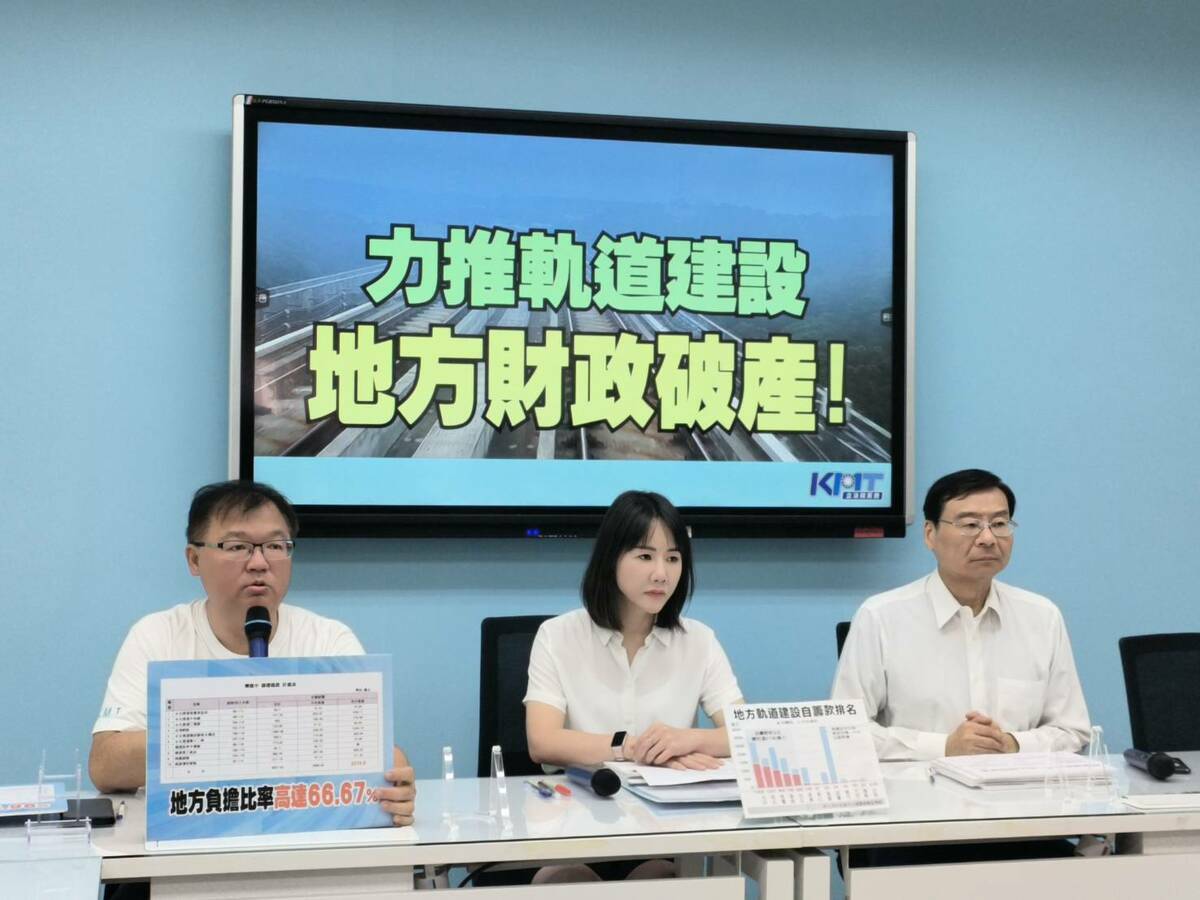 國民黨團書記長謝衣鳳（圖中）、李德維回應郭台銘相關議題。 圖：國民黨團/提供