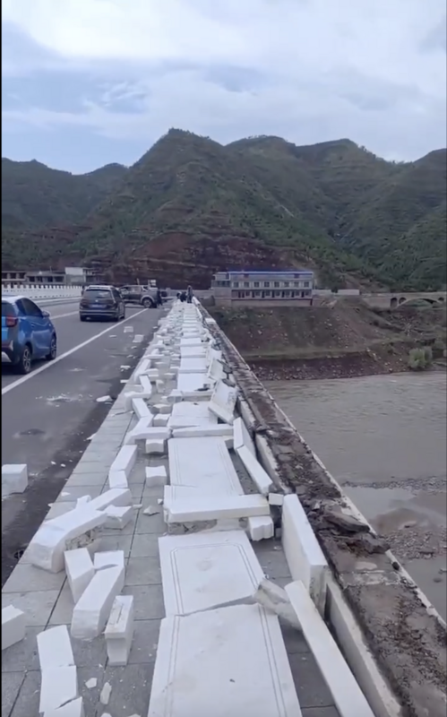 中國陝西省榆林市吳堡黃河大橋橋樑護欄無預警倒塌，政府調查後辯稱護欄無法承受強風豪雨，因此毀損，遭民眾質疑「豆腐渣工程」。 圖：翻攝自推特@DXDWX999