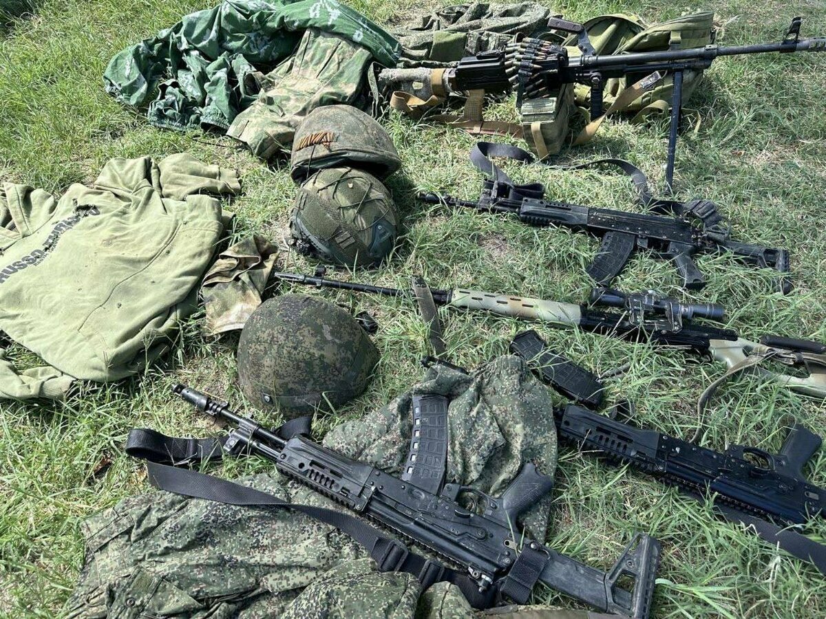 烏軍持續向退守第聶伯河（Dnieper）左岸的俄軍加壓。據最新消息，烏軍一起突襲告捷，不僅繳獲敵人軍械，更迫使俄軍撤離此前據點。圖為烏軍繳獲的軍備。 圖：擷取自推特@GloOouD