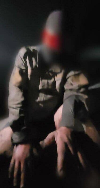 第聶伯河當地多名俄軍遇襲後遭烏軍俘虜。 圖：擷取自推特@GloOouD