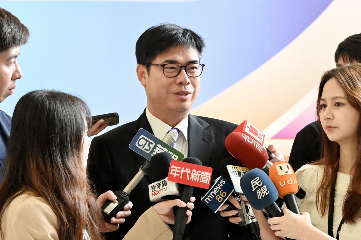 陳其邁(中)介紹黃捷入民進黨。 圖：高雄市政府提供