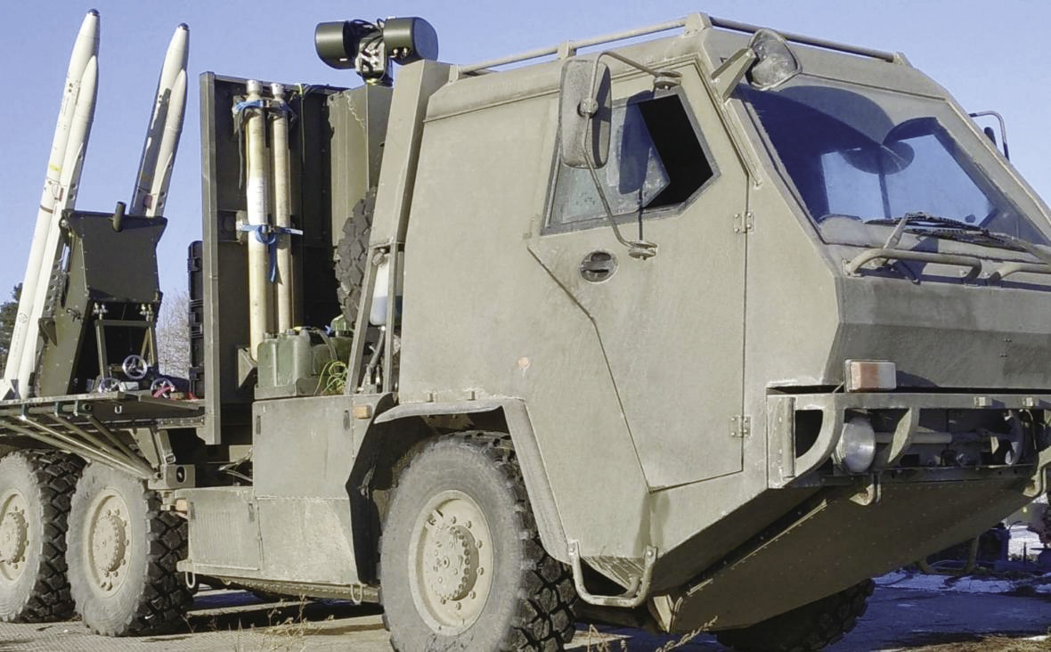 英國《泰唔士報》曝光了援烏 Supacat 六輪全地形卡車安裝 AIM-132 空對空飛彈發射裝置的照片。 圖：擷取自中國《環球網》