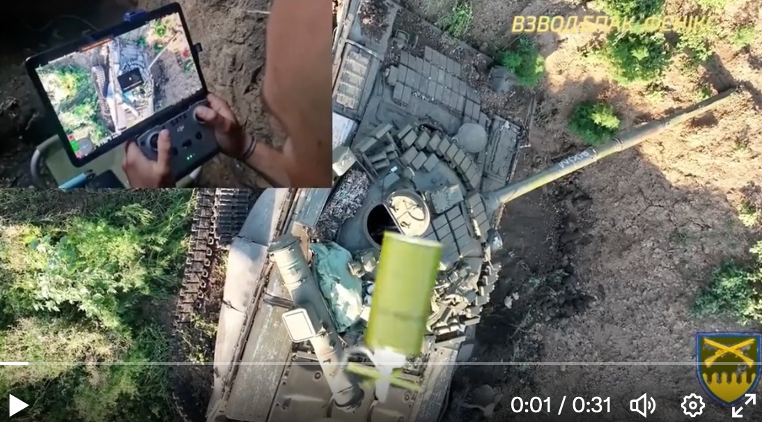 烏軍操作無人機炸毀俄坦克畫面曝光。烏國防部諷刺：「儘管烏克蘭夏季炎熱，但我們不建議打開艙門」。 圖：擷取自推特@DefenceU
