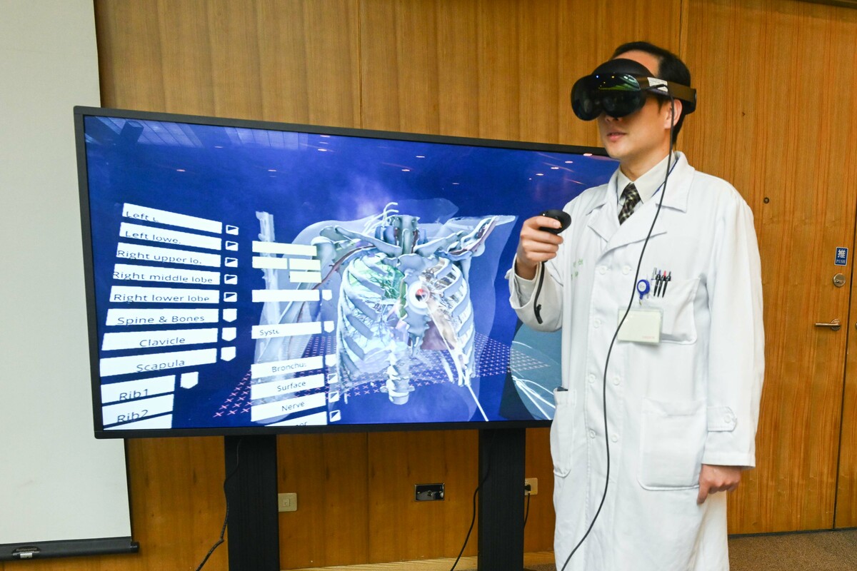 台大團隊積極研發「元宇宙手術模擬平台」，將病人的電腦斷層或磁振造影影像，即時轉換為3D情境，呈現出病灶及周圍構造組織的關聯性。 圖：台大醫院／提供