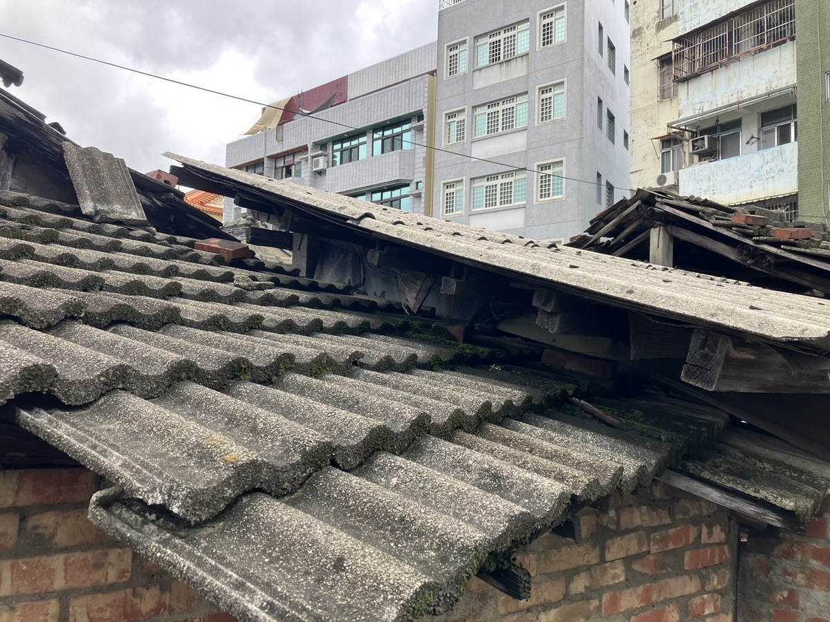 石綿瓦或石綿浪板使用時結構完整並無危害性；但於拆除過程中若有破損，石綿纖維飛散易致吸入危害風險。 圖：環保署／提供