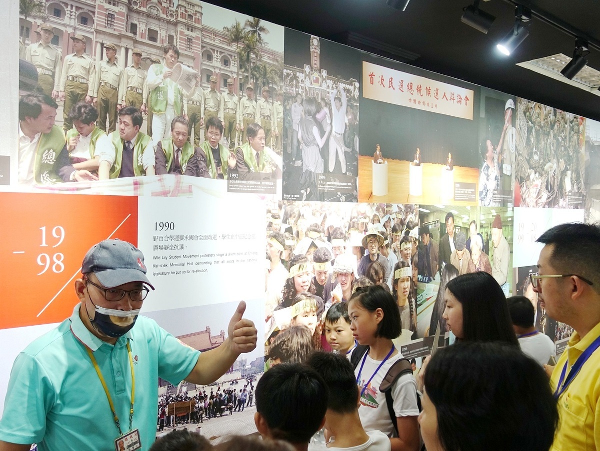 大陸台商子女參訪總統府，聽取導覽志工介紹台灣民主發展過程。 圖：海基會提供