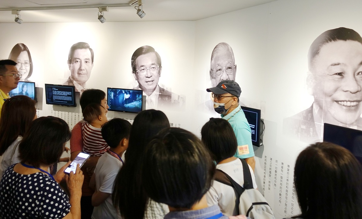 大陸台商子女參訪總統府，聽取導覽志工介紹歷任總統歷史。 圖：海基會提供
