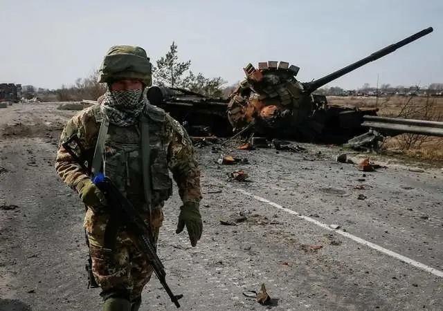 俄軍近期在北方戰線積極進攻，朝烏軍庫普揚斯克防區縱深推進了至少2公里，距離辛基夫卡地區僅剩一公里的距離。 圖：翻攝自騰訊網／《張學峰看空天》