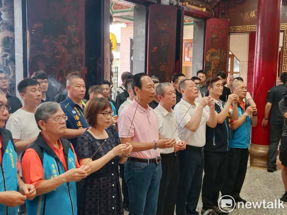 郭台銘(右五)由周典論(右四)陪同上香。 圖：孫家銘攝