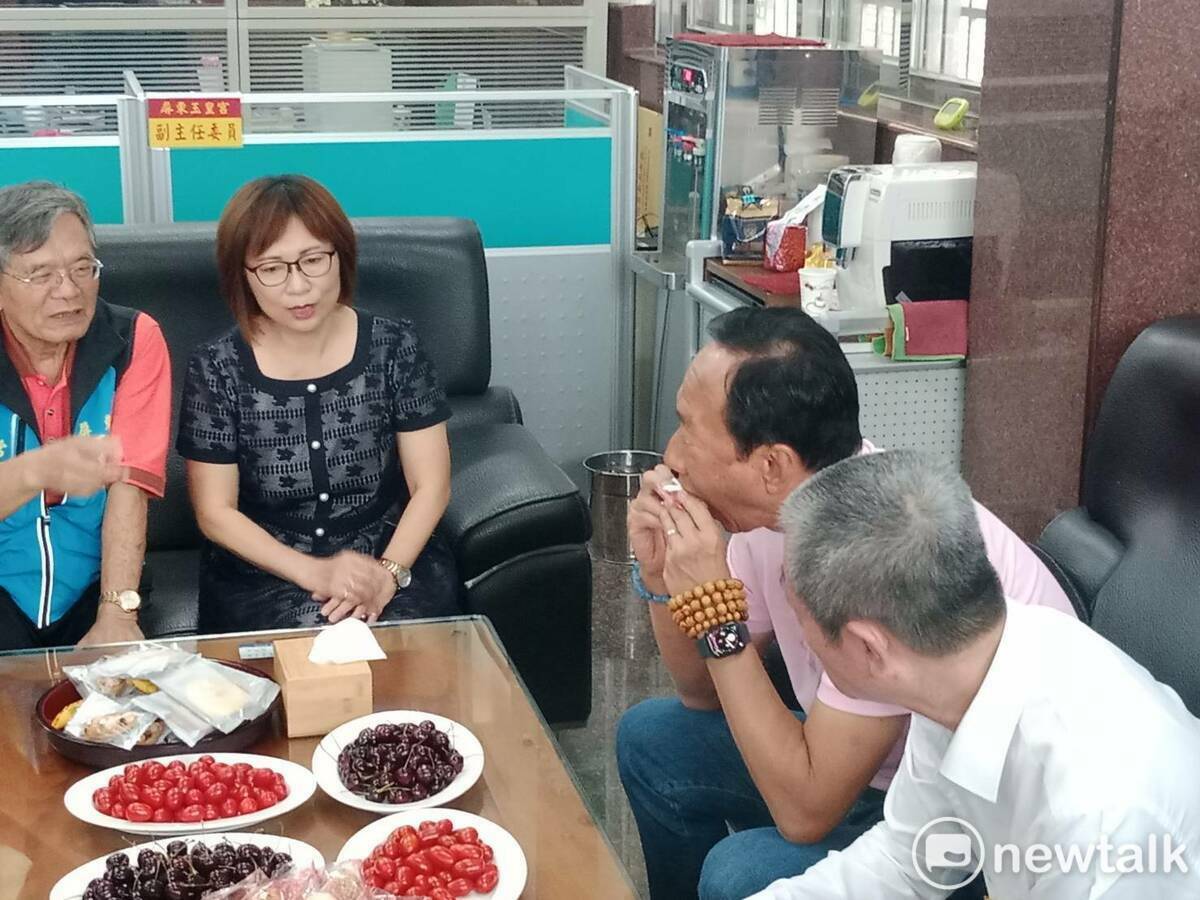 周典論(右一)與郭台銘(右二)和玉皇宮閉門座談。 圖：孫家銘攝