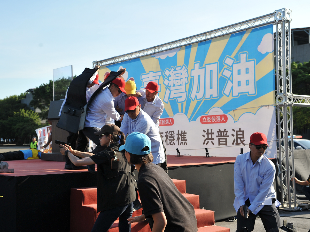 國安局特勤中心「安維八號」聯合實兵演練，遇況掩護緊急脫離。 圖：國安局提供