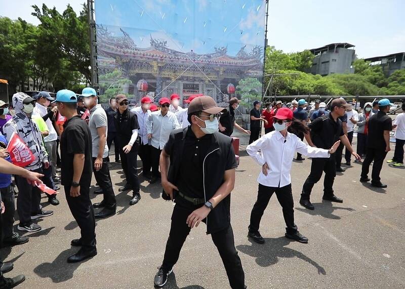 國安局特勤中心「安維八號」聯合實兵演練，-遇況掩護加強警戒。 圖：國安局提供（資料照）