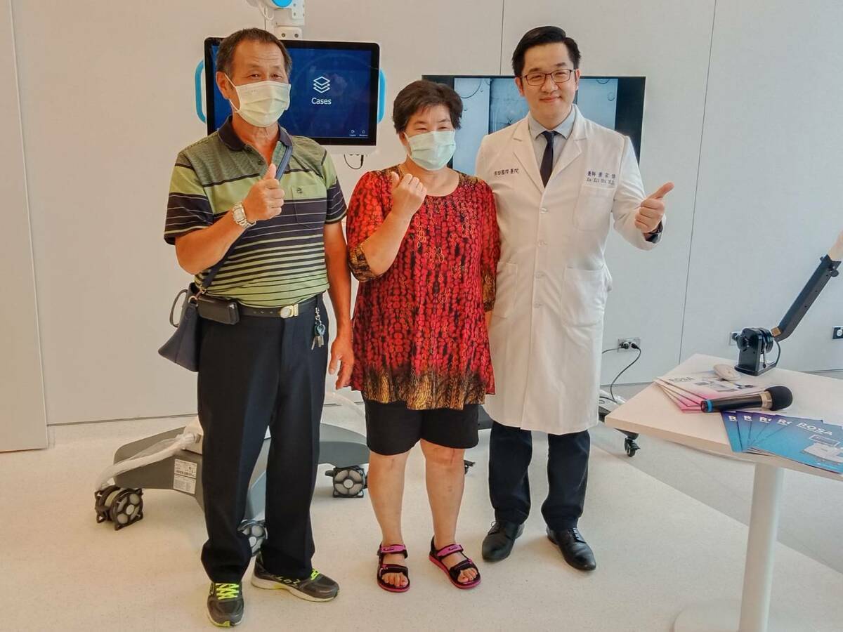 末期退化性膝關節炎的蕭女士(中)手術後一勞永逸。 圖：孫家銘攝