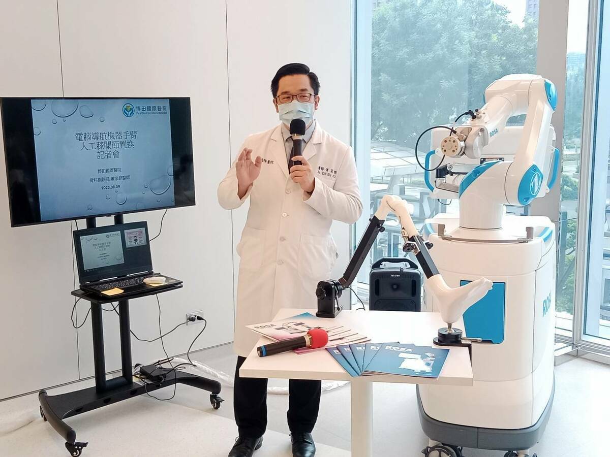 蕭家傑介紹領先高雄各大醫學中心的電腦導航機器手臂人工膝關節置換系統。 圖：孫家銘攝