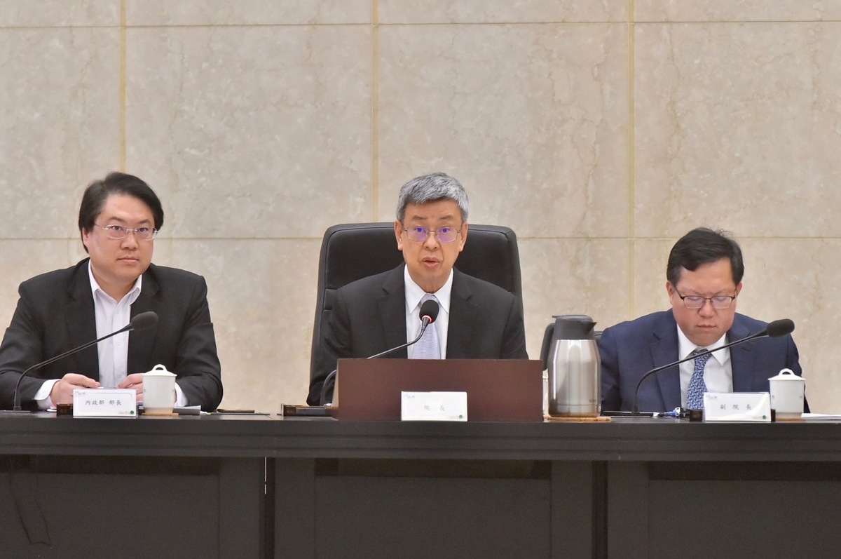 就南投縣救災爭議，內政部長林右昌（圖左）透過臉書揭露內幕，替行政院陳建仁澄清。 圖：行政院提供（資料照）