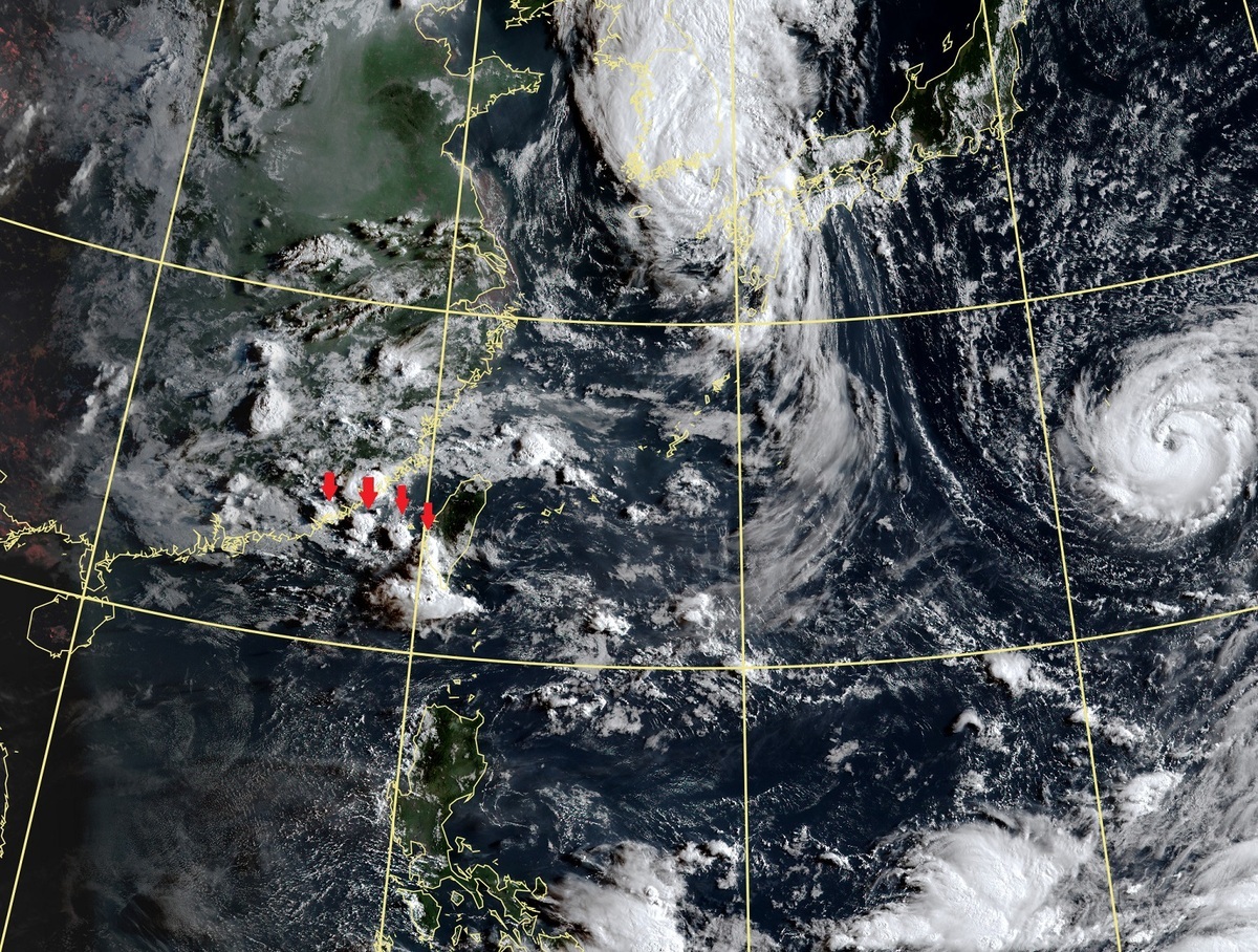 衛星雲圖顯示，南部上空有對流胞約略等距排列（箭頭處），中央氣象局今天一早警告，台南市與屏東縣要小心大雷雨。 圖：中央氣象局提供／新頭殼製