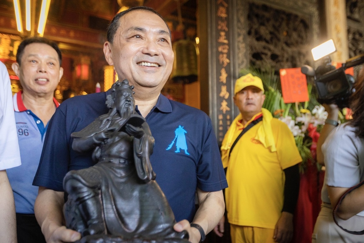 侯友宜所恭請的青銅關公神尊，是昔日故總統蔣經國贈送給普濟堂的。 圖：侯友宜競辦／提供
