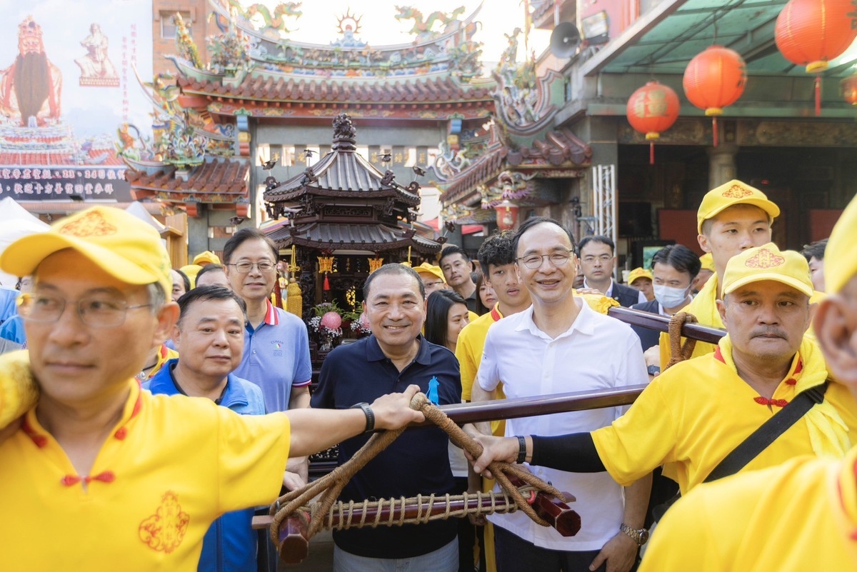 侯友宜和朱立倫出席大溪普濟堂關公聖誕慶典扶轎遶境。 圖：侯友宜競辦／提供