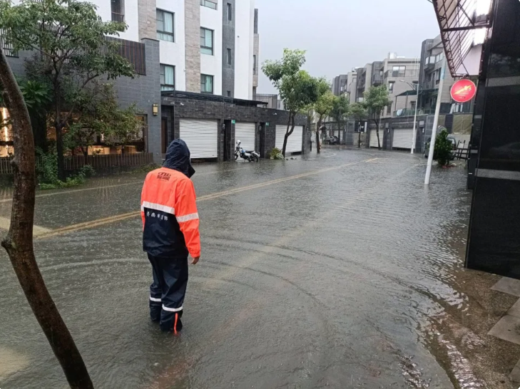台南市今天清晨開始下起雷雨，圖為安南區局部淹水。 圖：台南市政府提供。