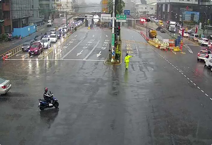 台南市今天清晨開始下起雷雨，東區大同地下道淹水封閉。 圖：台南市政府提供。