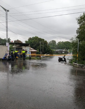 台南市今天清晨開始下起雷雨，仁德區局部淹水，台南機場旁道路封閉。 圖：台南市政府提供。