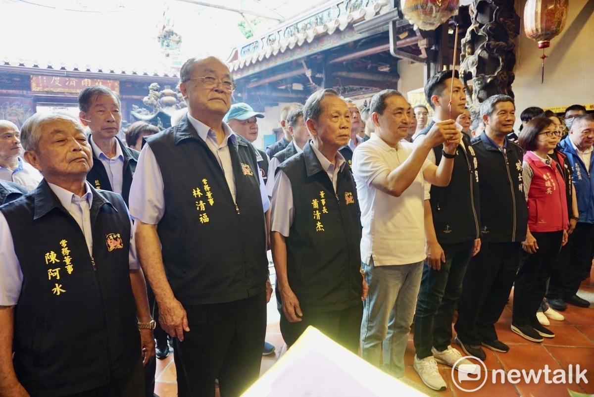 侯友宜到台中市萬和宮參拜。 唐復年/攝