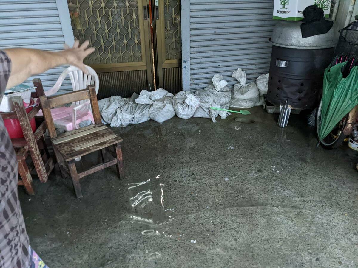 今日台南下起豪大雨，不少地區都傳出淹水。 圖：安南區市議員蔡麗青／提供