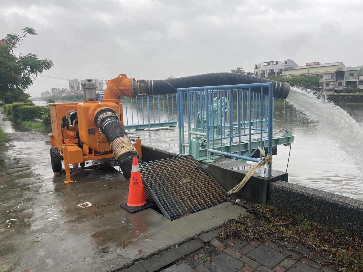 台南市水利局從昨晚緊急調度25座抽水站，今早31座抽水機全出動，並封閉林森、小東及歸仁地下道，以確保民眾通勤通學安全。啟動排洪設備。 圖：台南市水利局提供
