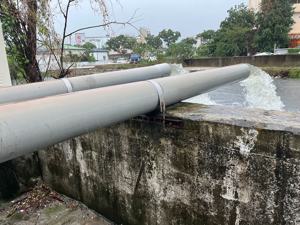 台南市水利局從昨晚緊急調度25座抽水站，今早31座抽水機全出動，並封閉林森、小東及歸仁地下道，以確保民眾通勤通學安全。啟動排洪設備。