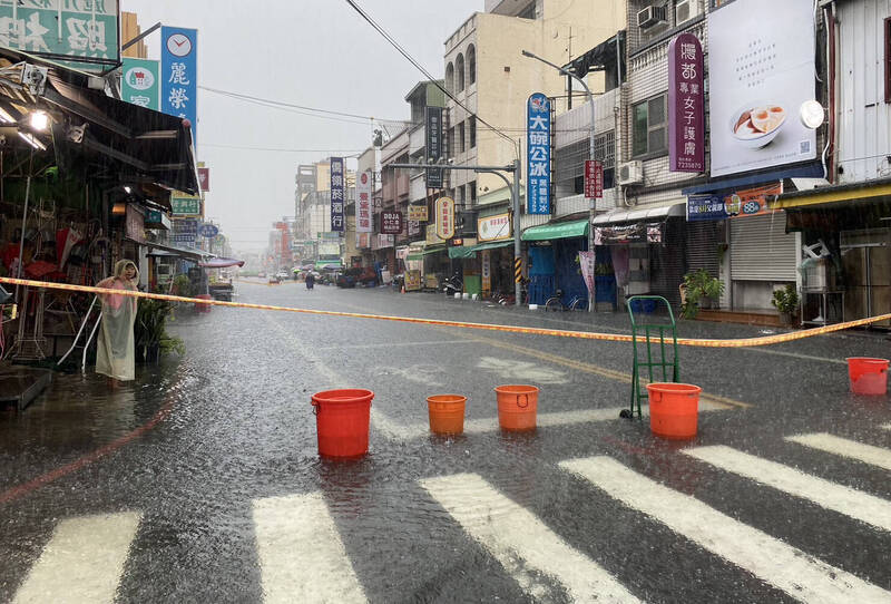 台南市佳里區中山路到新生路段一度積水10多公分，臨時封閉、管制通行。 圖：佳里區公所提供。