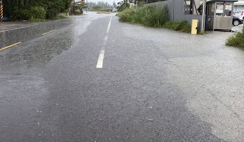 台南七股區遭暴雨襲擊，173、176線道路積水。 圖：佳里區公所提供。