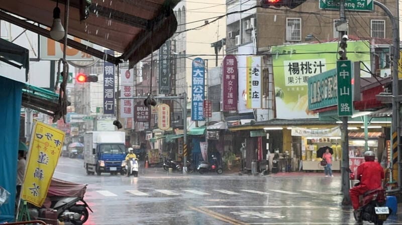 台南佳里區中山路到新生路段一度積水10多公分封閉交通，現已恢復通行，積水退了。 圖：佳里區公所提供。