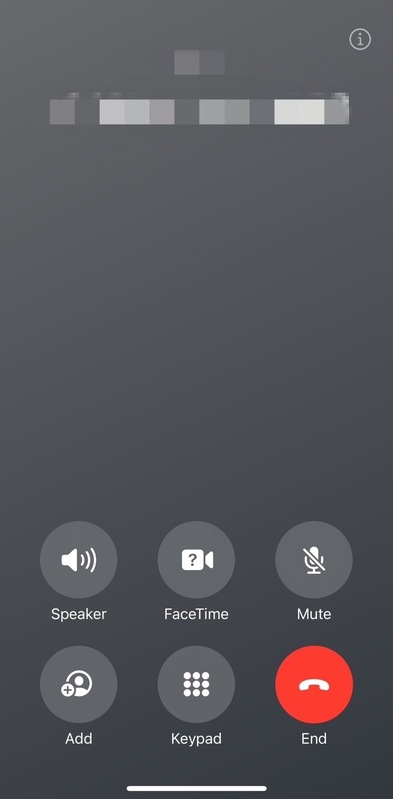 在最新iOS 17測試版本中，原本單獨設置於下方的「掛電話」按鍵，將會改為與其他五個按鍵一併出現，並且「掛電話」的按鈕變成在右下角。 圖：翻攝自瑩幕