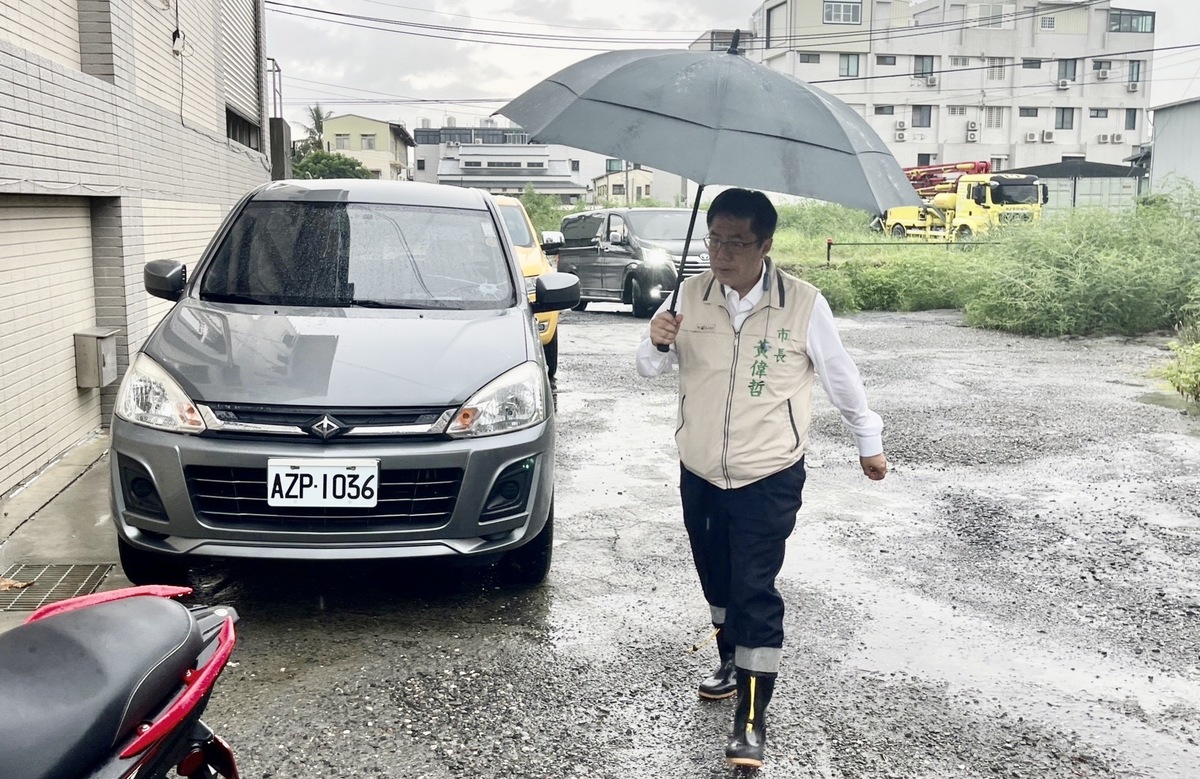 台南市上午短時間強降雨造成安南區傳出積水，台南市長黃偉哲關心積水狀況，要求市府團隊以最快速度處理，下午並前往安南區海尾寮抽水站現場視察，要求水利局持續關注，務必保持各地抽水站正常運作。 圖：台南市政府提供