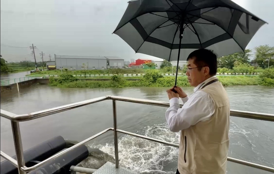 台南市上午短時間強降雨造成安南區傳出積水，台南市長黃偉哲關心積水狀況，要求市府團隊以最快速度處理，下午並前往安南區海尾寮抽水站現場視察，要求水利局持續關注，務必保持各地抽水站正常運作。 圖：台南市政府提供(資料照)