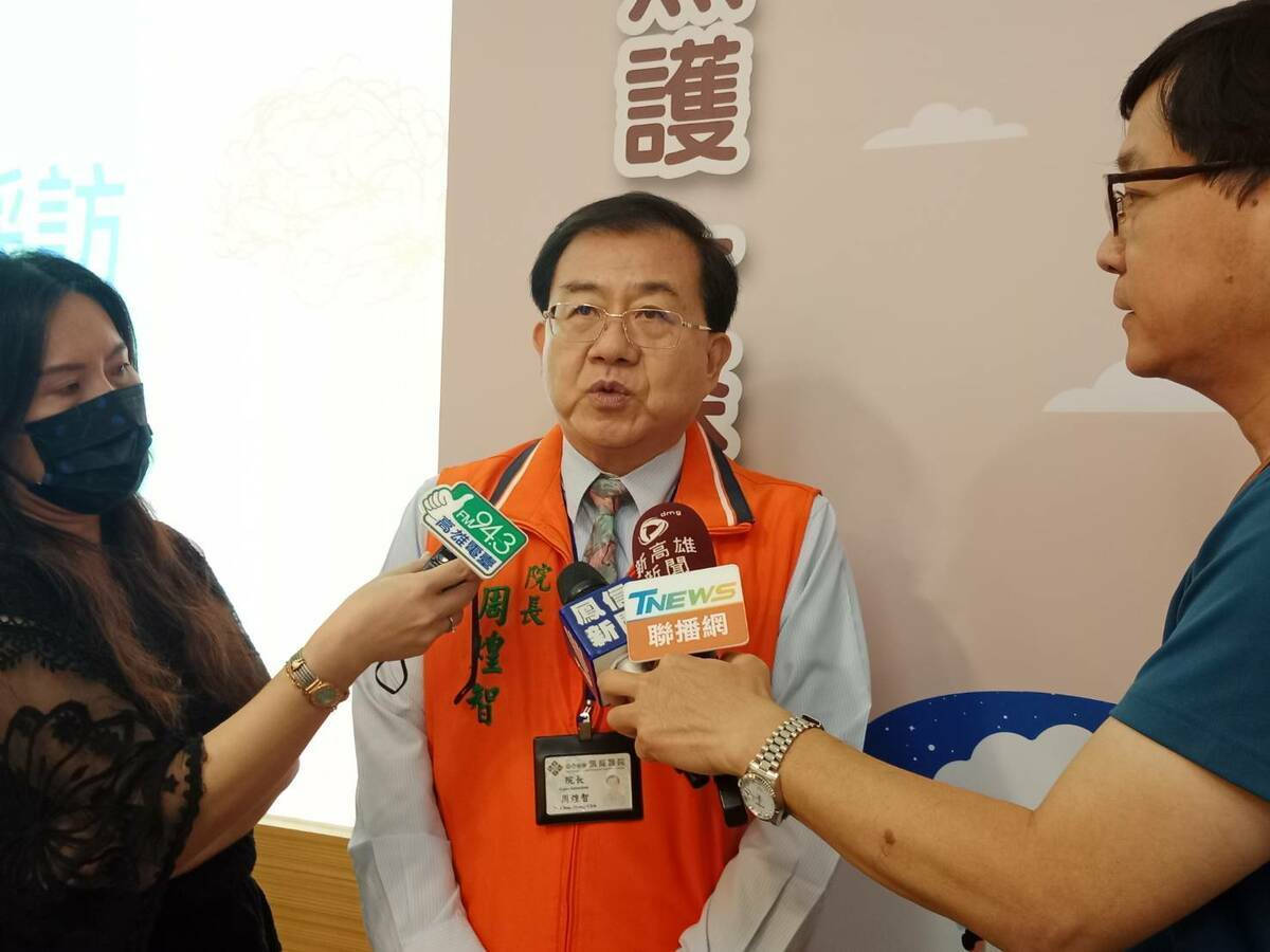 周煌智(中)表示思覺失調症病患經過積極治療病情都能好轉。 圖：孫家銘攝