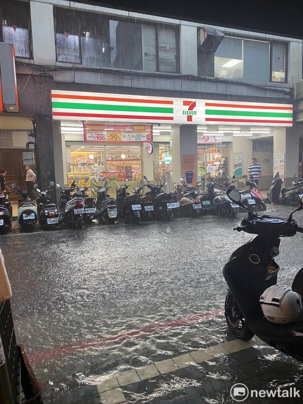 今(18)日中部以北地區有局部較大雨勢發生的機率，新北及台北地區一早就下起了大雨。（圖為淹水示意圖） 圖 ：民眾／提供