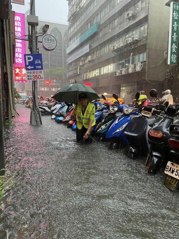 台北市今（10）日下午下起午後大雷雨，短延時強降雨造成台北市西側的大同、萬華及士林等區多處路段淹水 圖:顏若芳臉書