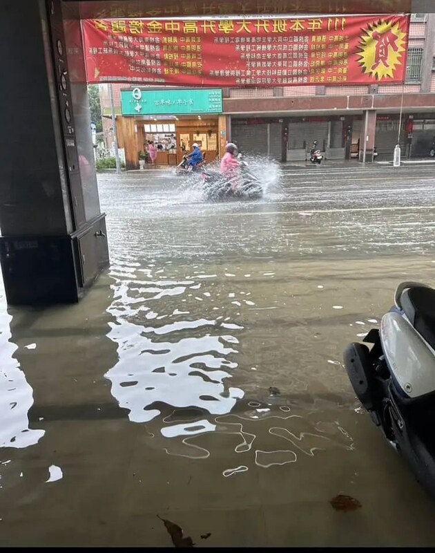 台南安南區發生淹水情況，路過車輛都揚起水花。 圖：翻攝我住台南安南區臉書