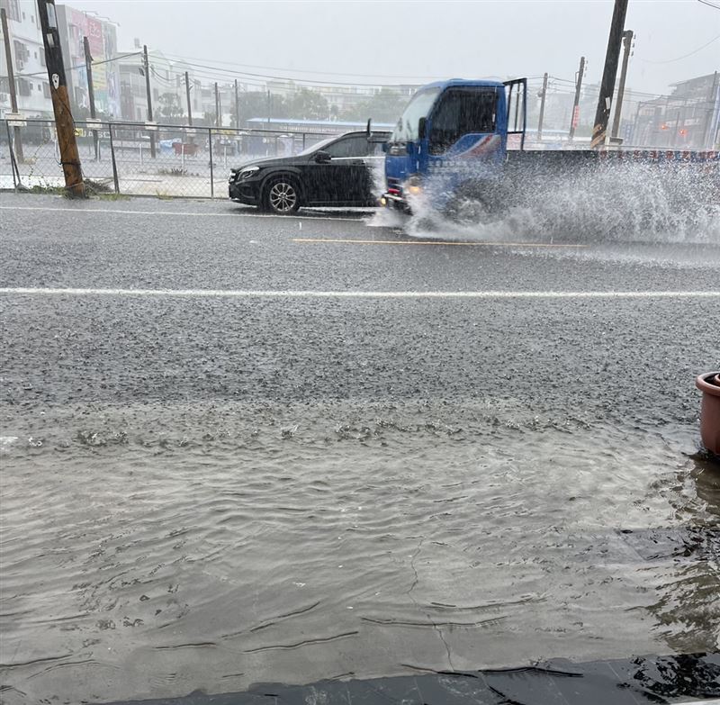 台南安南區發生淹水情況，路過車輛都揚起水花。 圖：翻攝我住台南安南區臉書