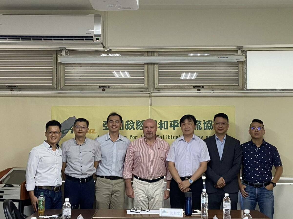 捷克國防大學副校長庫特伊（中）來台訪問，亞洲政經與和平交流協會沈有忠教授（右3），中正大學蔡榮祥教授（右2），東海大學邱師儀教授（右1），吳俊德教授（左2），國防大學陳育正教授（左3）等多位教授出席座談。 圖：亞洲政經與和平交流協會提供